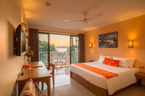 Habitación Deluxe, vistas al mar | Minibar, caja fuerte, escritorio y wifi gratis