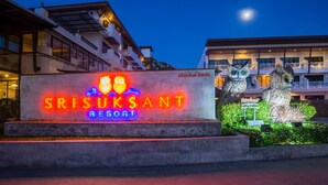 Depan hartanah - siang/malam