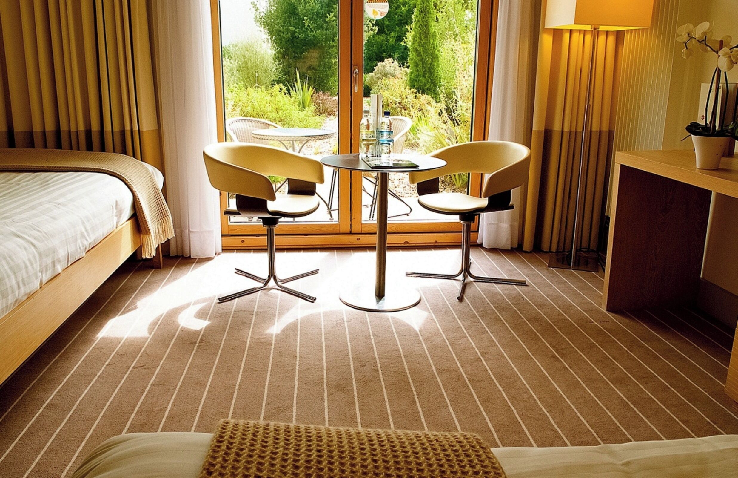 Habitación superior, vista al jardín | Ropa de cama de alta calidad y caja de seguridad en la habitación 