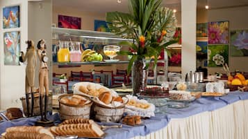 Café da manhã com buffet todos os dias (BRL 20 por pessoa)