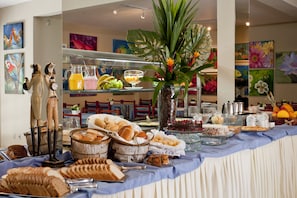 Daily buffet breakfast (BRL 20 per person)