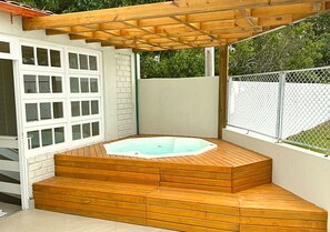 Tina de hidromasaje al aire libre