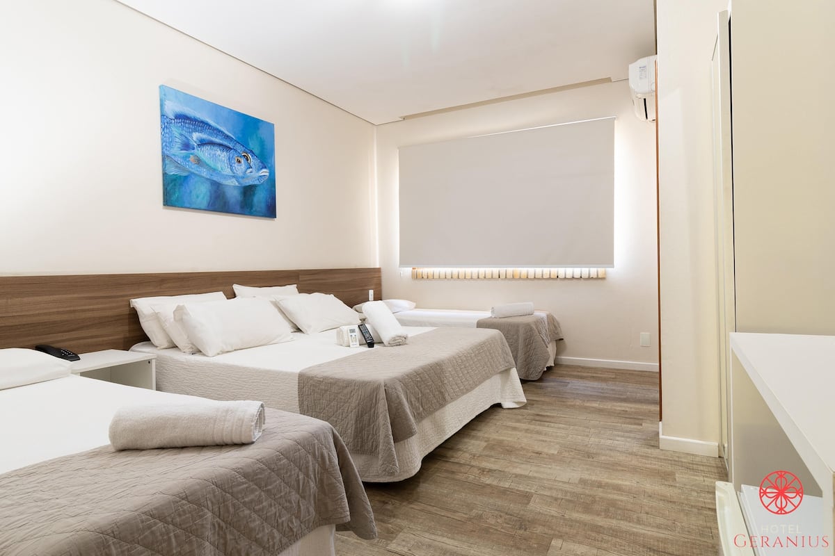Minibar, caja de seguridad en la habitación, wifi gratis y ropa de cama