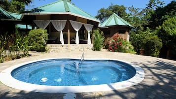 Körperbehandlungen, Hydrotherapie, Tiefengewebe-Massagen