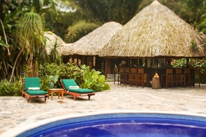 Quầy bar bên hồ bơi