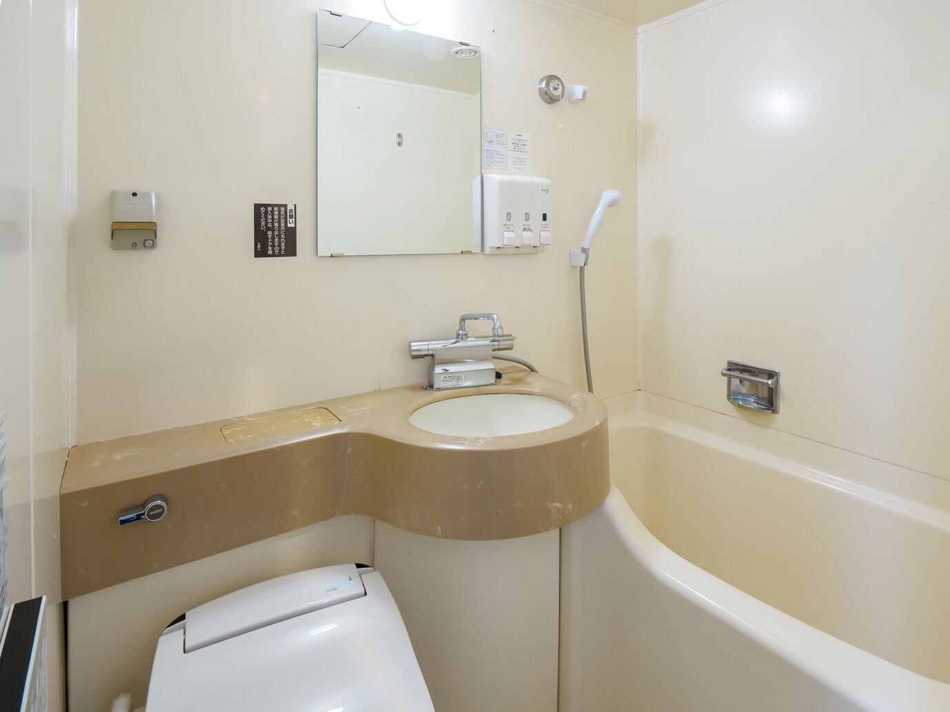 combined shower/bathtub, free toiletries, hair dryer, slippers