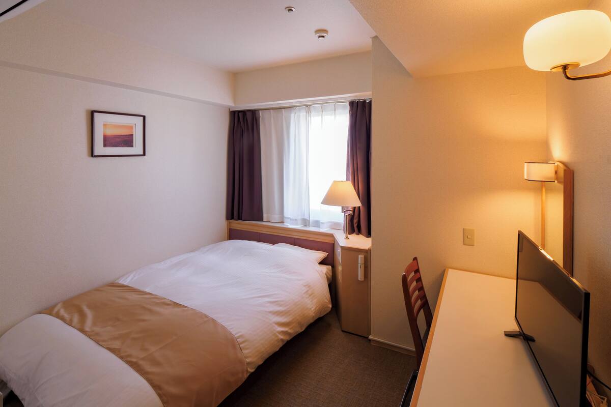 Desk, WiFi (free), bed sheets