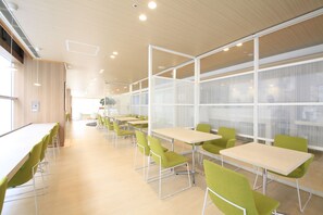 Desayuno buffet diario (JPY 1400 por persona)