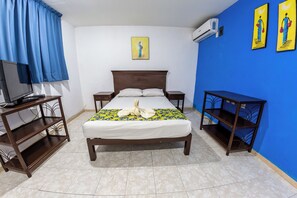 Chambre Standard, 1 lit double | Coffre-fort, bureau, fer et planche à repasser, accès au Wi-Fi (inclus)