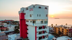 A multi-story hotel with a rooftop terrace and a view of the sea. - Hotel Ziami (Veracruz)