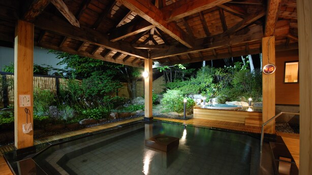 A hot tub area with a wooden ceiling and a wooden bench. - Kurobe Kanko Hotel (Omachi)
