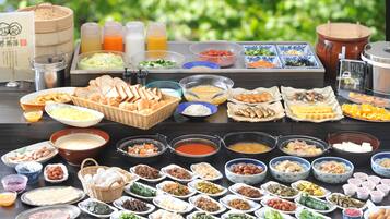Daily buffet breakfast (JPY 2000 per person)