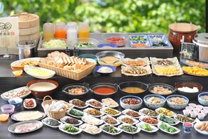 A buffet spread with various dishes and condiments. - Kurobe Kanko Hotel (Omachi)