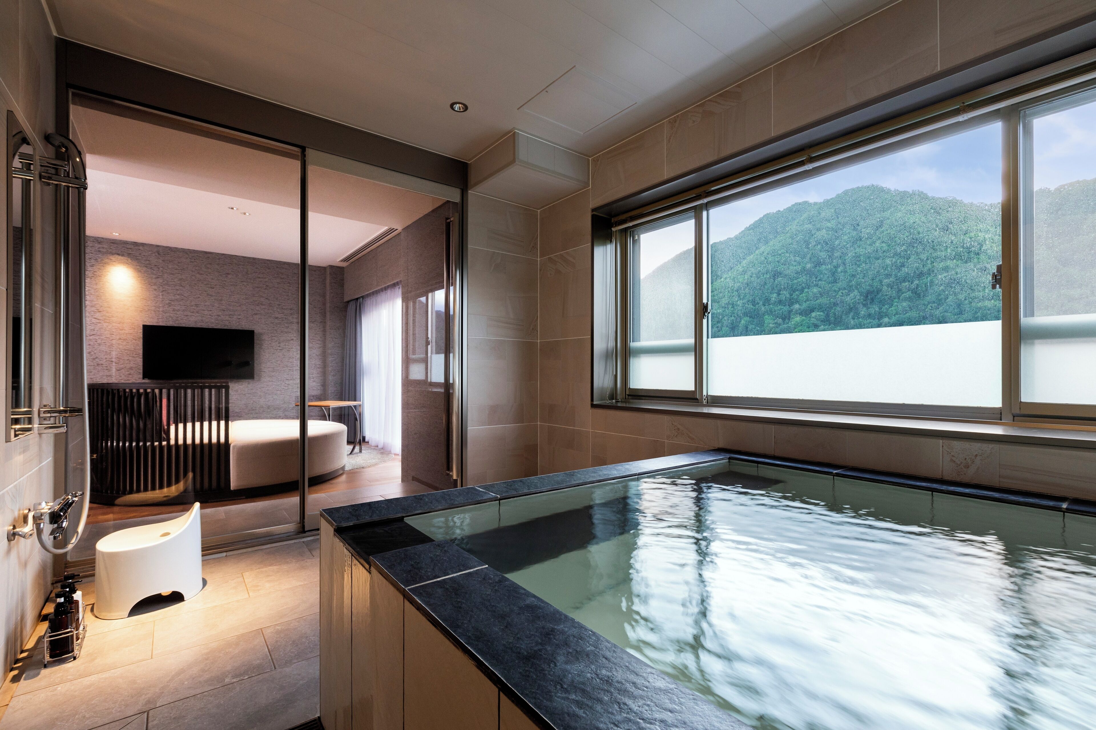 淋浴设施、大花洒淋浴喷头、免费洗浴用品、吹风机