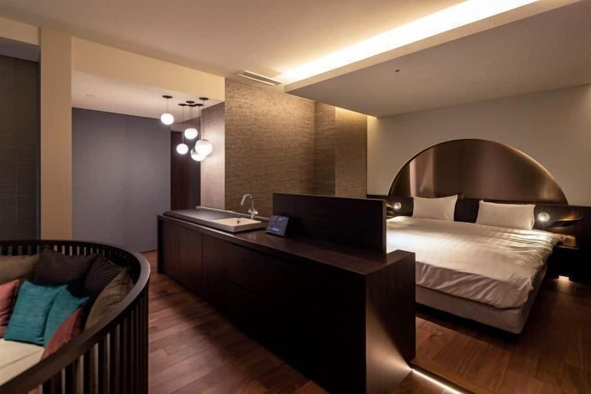 1 bedroom, in-room safe, desk, blackout curtains