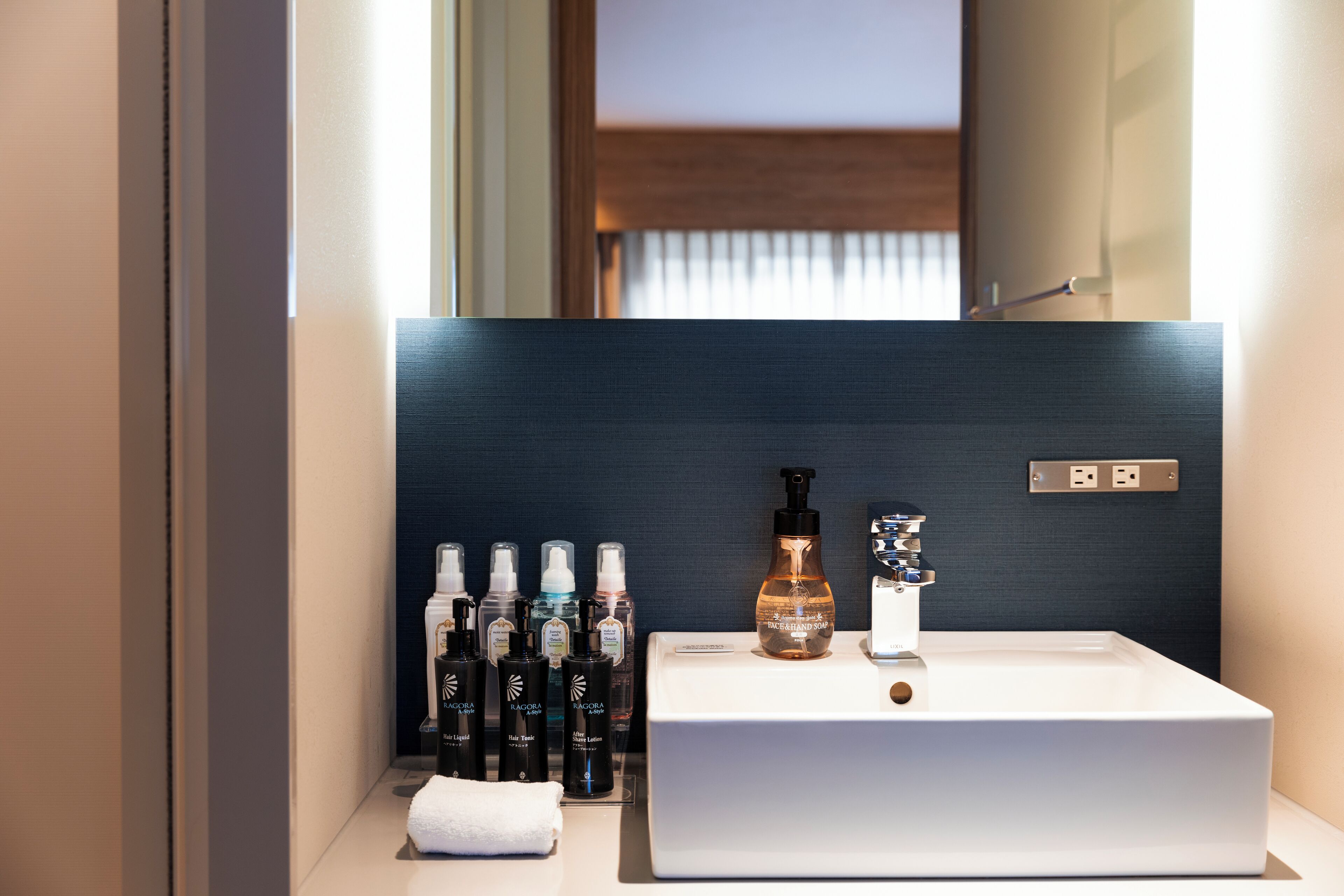 [silver japanese dinner] superior twin room | bathroom | shower, rainfall showerhead, free toiletries, hair dryer