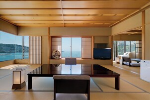 Royal Floor VIP Room with Ocean View - Non-Smoking | Down comforters, in-room safe, blackout drapes, free WiFi