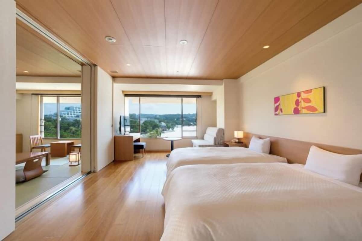 Down duvets, in-room safe, blackout curtains, free WiFi