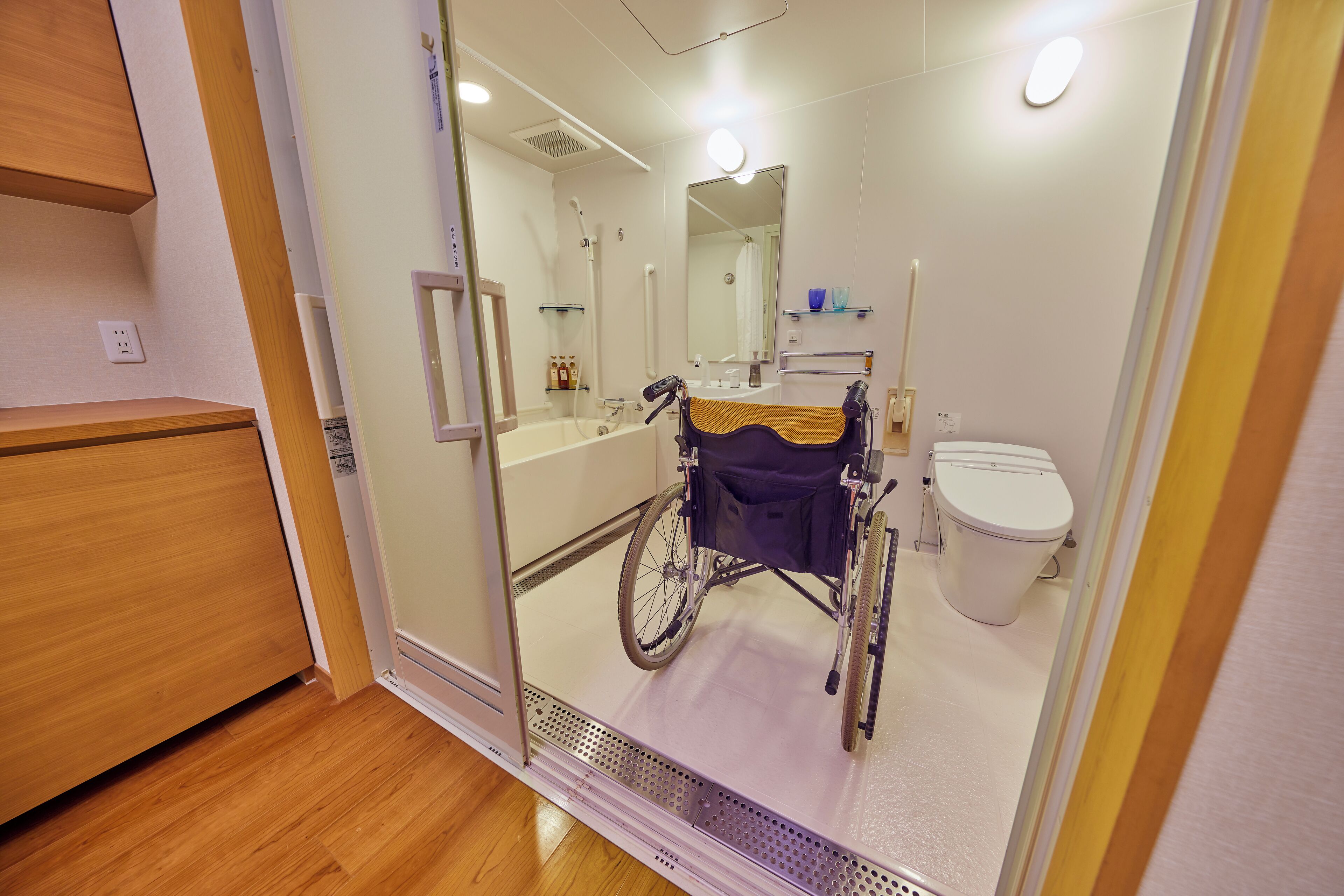 universal room with ocean view - non-smoking | bathroom | free toiletries, hair dryer, slippers, bidet