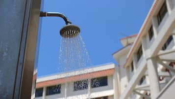 Un cabezal de ducha con agua fluyendo al aire.