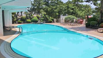 Seasonal outdoor pool