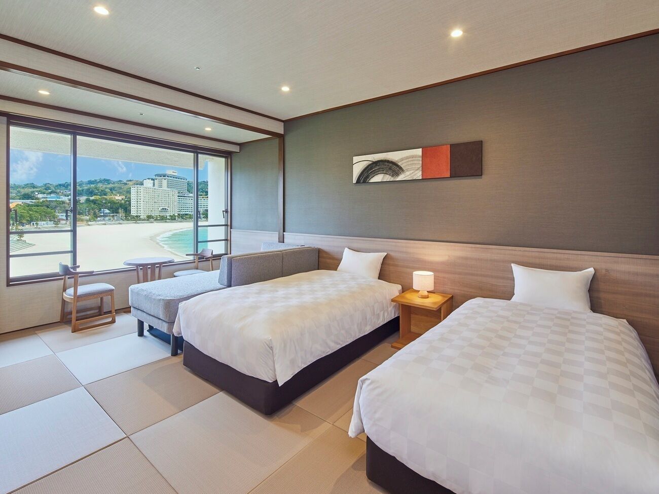 Cubrecamas, caja de seguridad en la habitación y cortinas blackout 