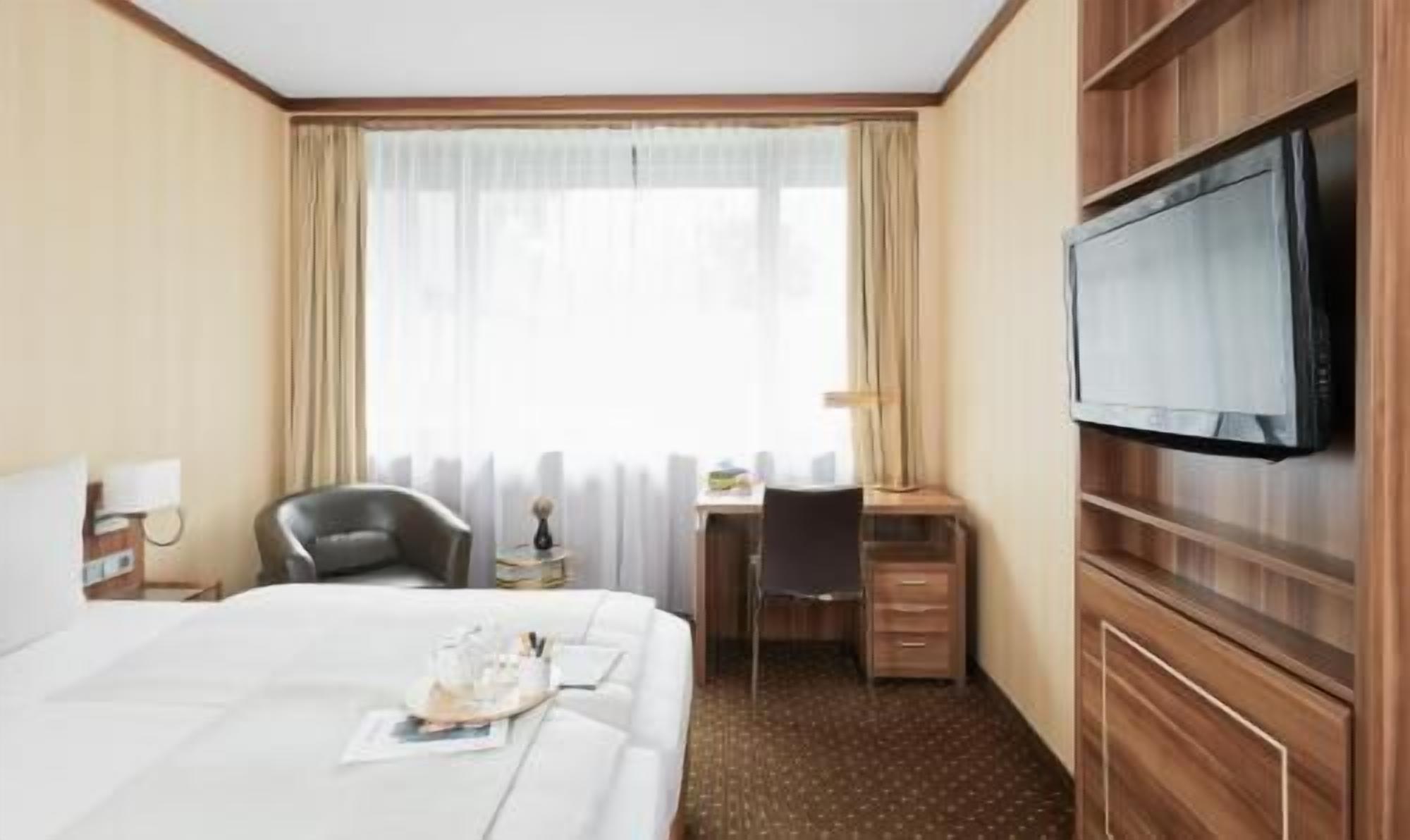 Premium bedding, in-room safe, desk, free WiFi