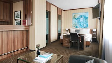 Apartamento Deluxe, cocina básica | Ropa de cama de alta calidad y minibar con artículos gratuitos