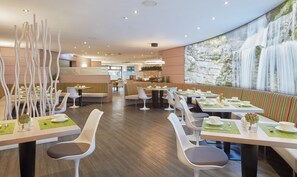 Daily buffet breakfast (EUR 22 per person) - Living Hotel Düsseldorf (Düsseldorf)