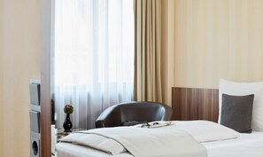 Business Single Room | Premium bedding, in-room safe, desk, free WiFi - Living Hotel Düsseldorf (Düsseldorf)