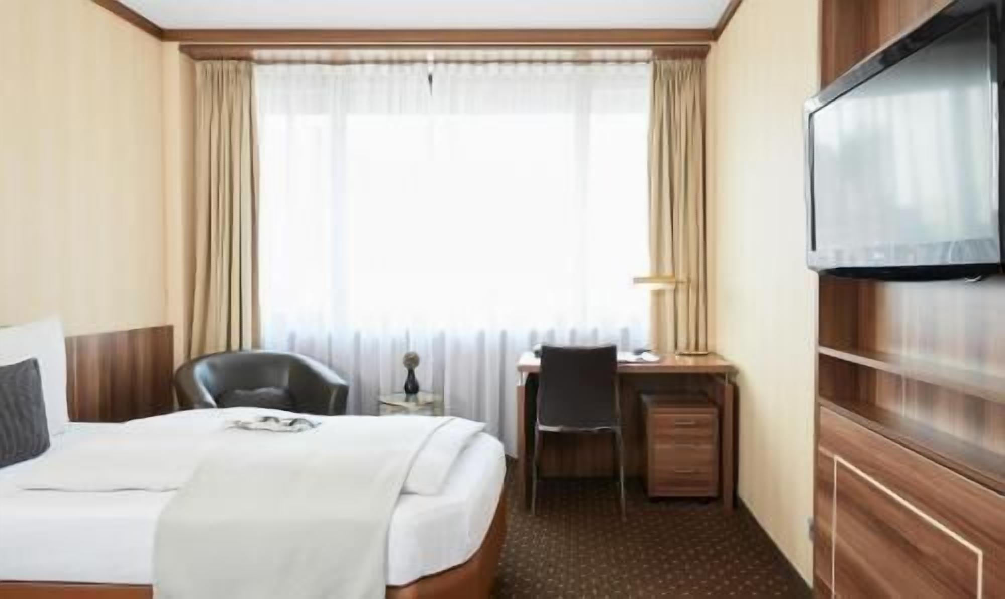 Premium bedding, in-room safe, desk, free WiFi
