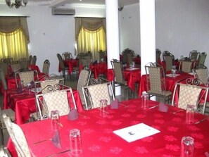 Kontinental frukost varje dag (USD 5 per person)