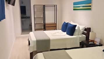 Habitación triple superior | Minibar, tabla de planchar con plancha, wifi gratis y ropa de cama