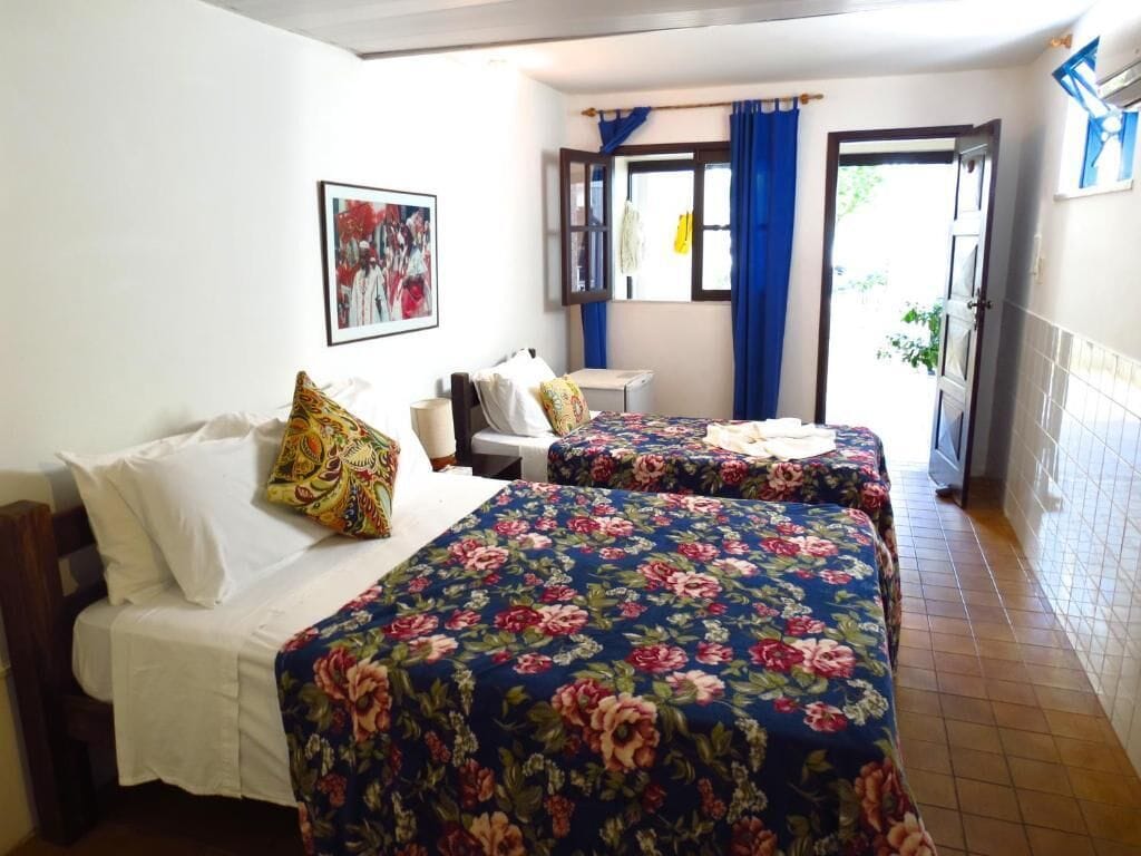 Quarto triplo standard | Frigobar, ferros/tábuas de passar roupa, Wi-Fi de cortesia