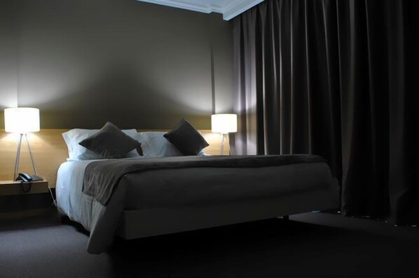 ตู้นิรภัยในห้องพัก, โต๊ะทำงาน, ผ้าม่านกันแสง, ห้องเก็บเสียง