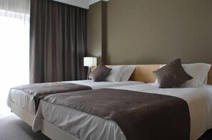 ตู้นิรภัยในห้องพัก, โต๊ะทำงาน, ผ้าม่านกันแสง, ห้องเก็บเสียง