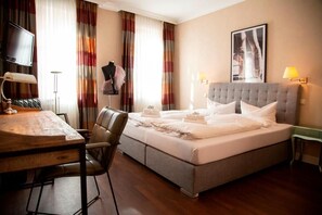 Premium bedding, pillowtop beds, individually decorated - Hotel zum Goldenen Stern (Pruem)
