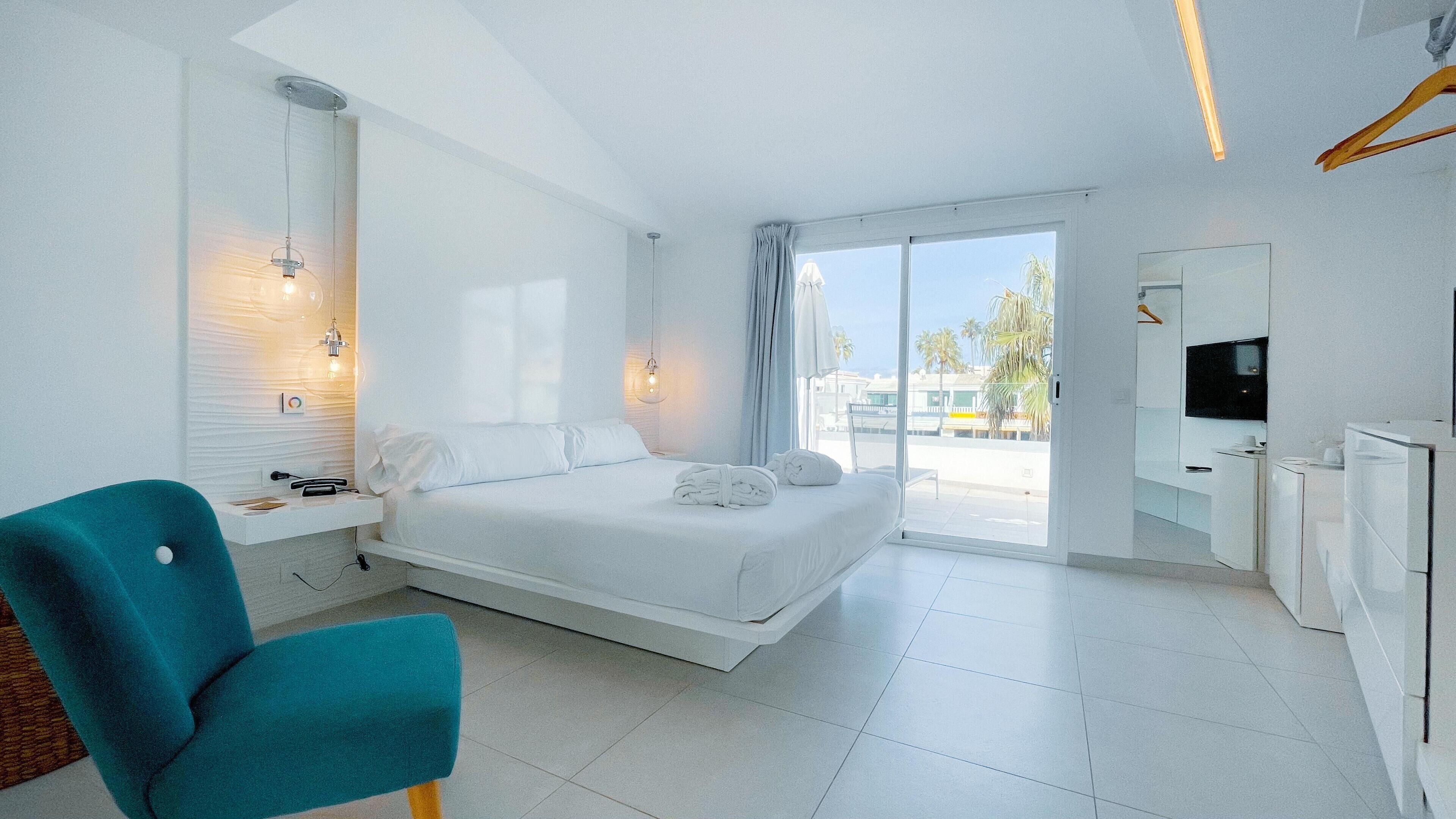 Studio Suite, Terrace, Marina View | Minibar, in-room safe, blackout drapes, soundproofing