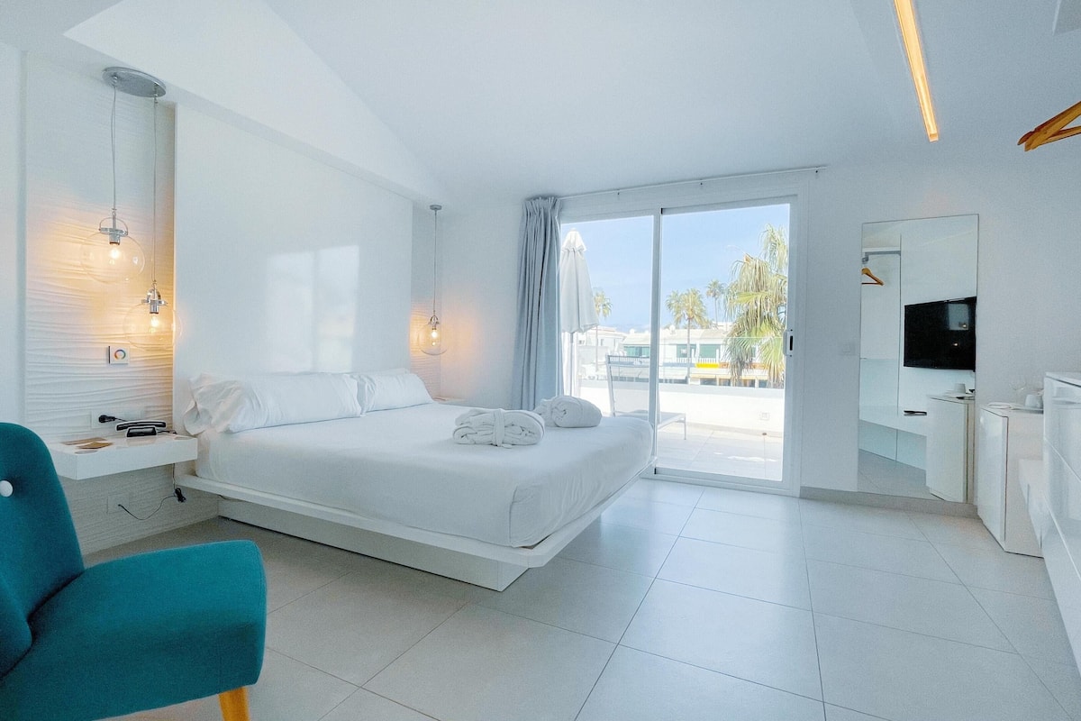Studio Suite, Terrace, Marina View | Minibar, in-room safe, blackout drapes, soundproofing
