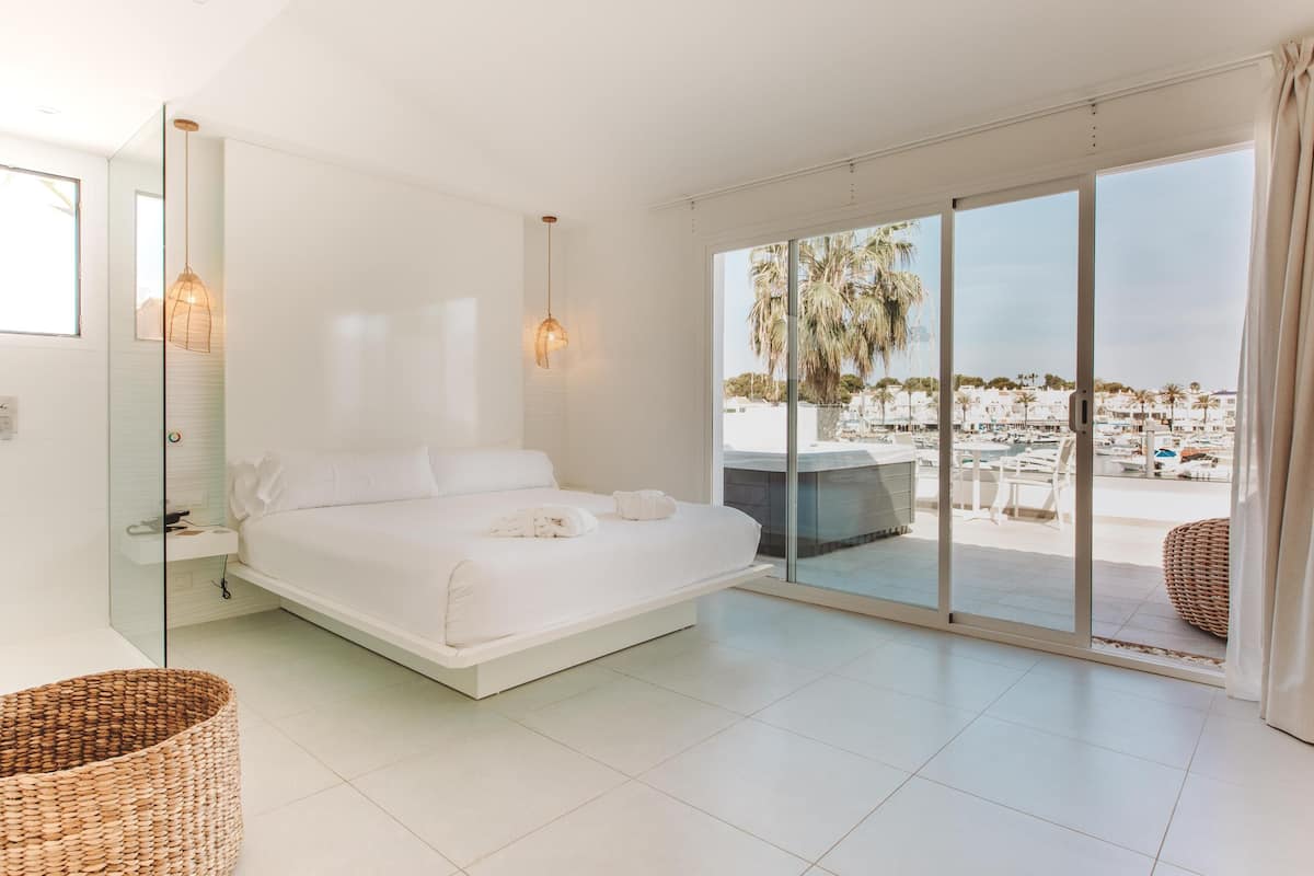 Studio Suite, Hot Tub, Marina View | 1 bedroom, in-room safe, blackout curtains, soundproofing