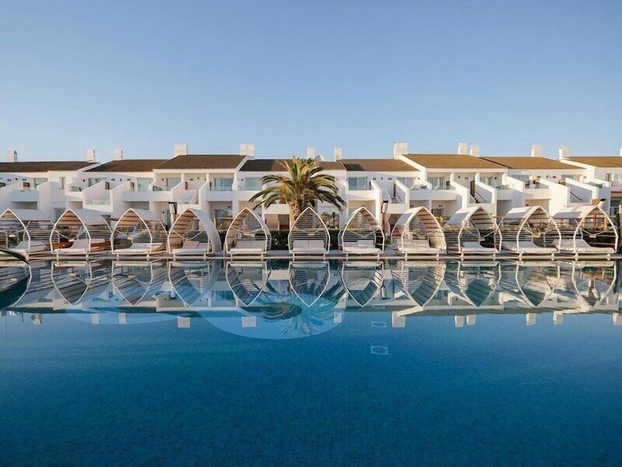 Suite, balcone, vista piscina | Piscina | Piscina all'aperto, cabanas (a pagamento), ombrelloni da piscina