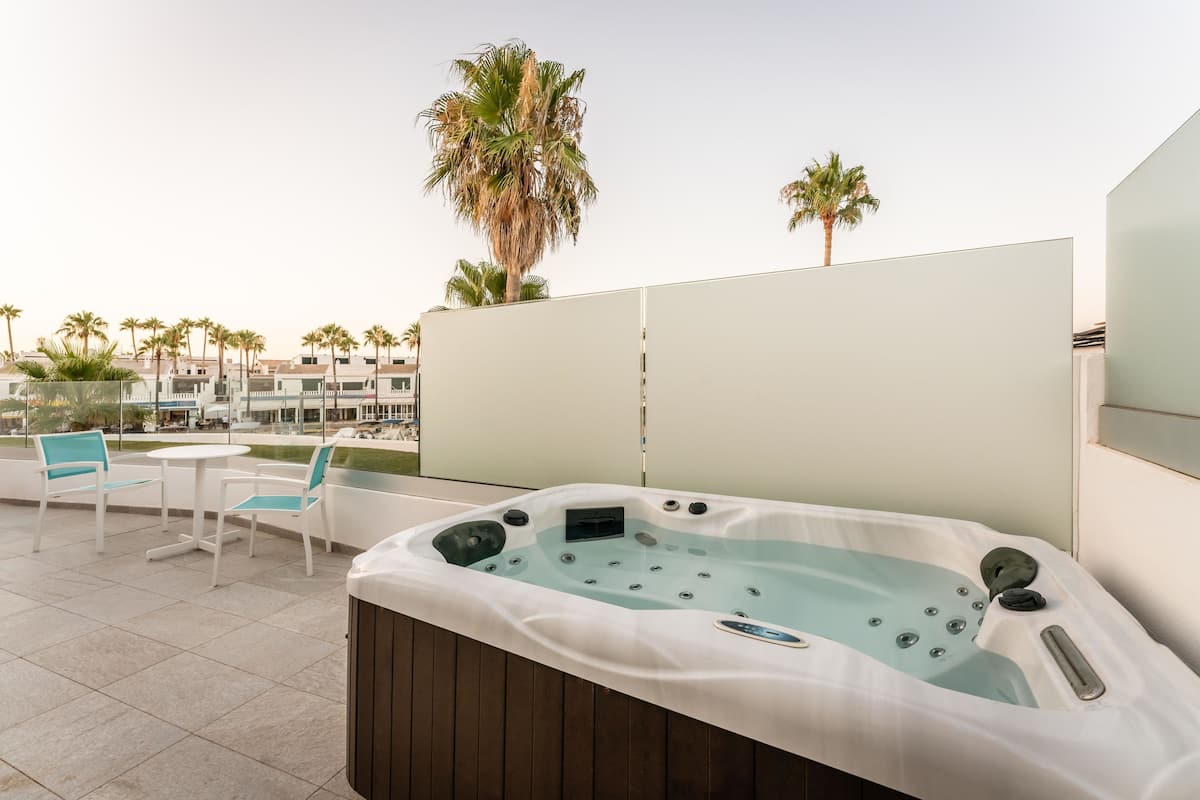 Suite Studio, bain à remous, vue marina | Minibar, coffres-forts dans les chambres, rideaux occultants