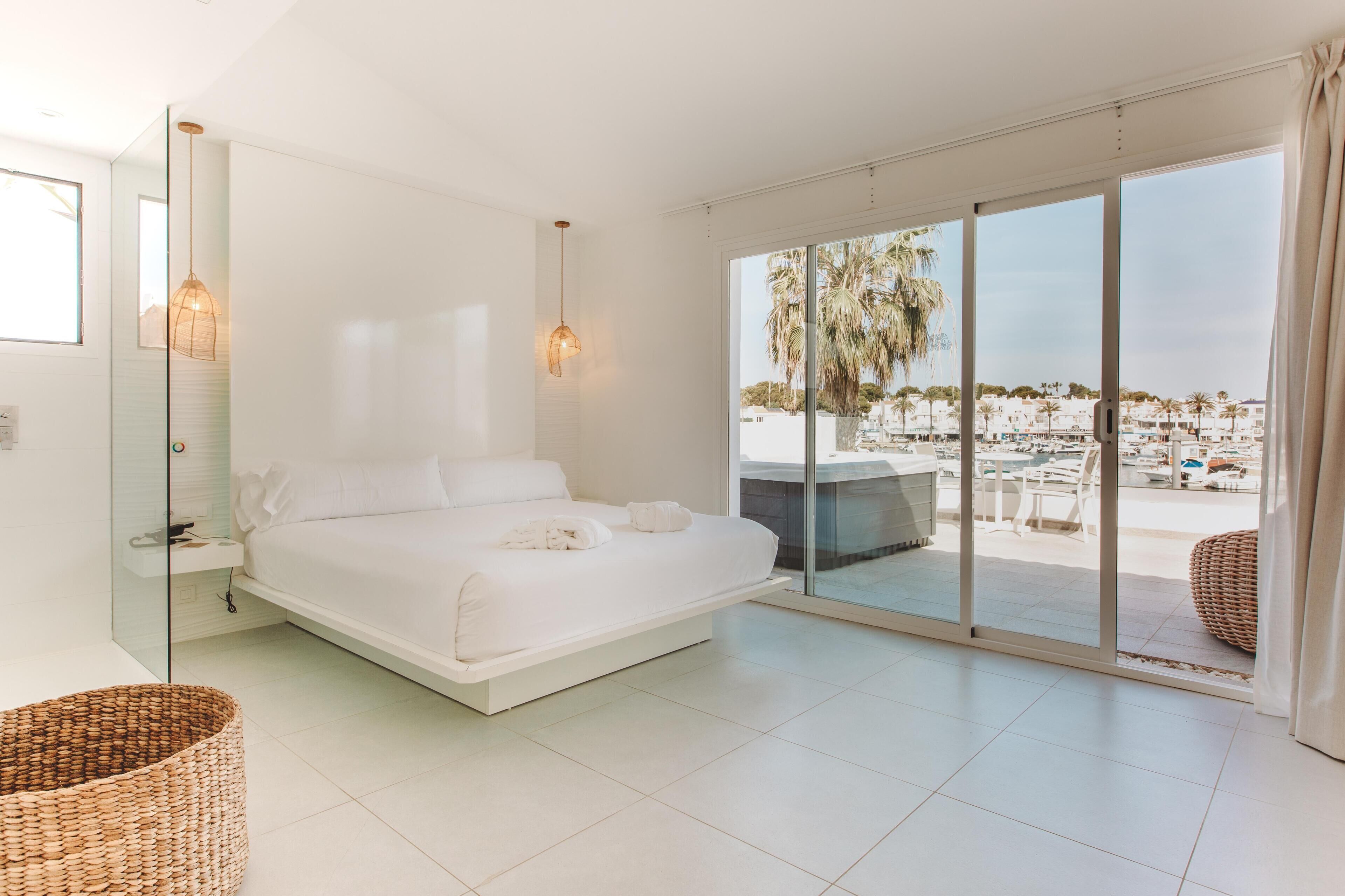 Studio Suite, Hot Tub, Marina View | Minibar, in-room safe, blackout drapes, soundproofing