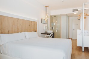 Minibar, coffres-forts dans les chambres, rideaux occultants