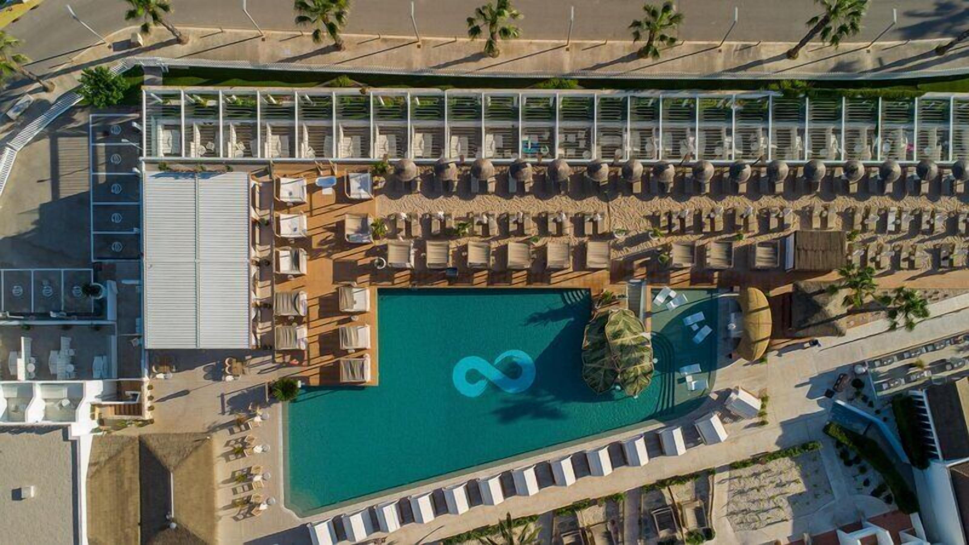Outdoor pool, pool cabanas (surcharge), pool umbrellas