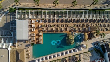 Piscina externa, barracas, guarda-sóis