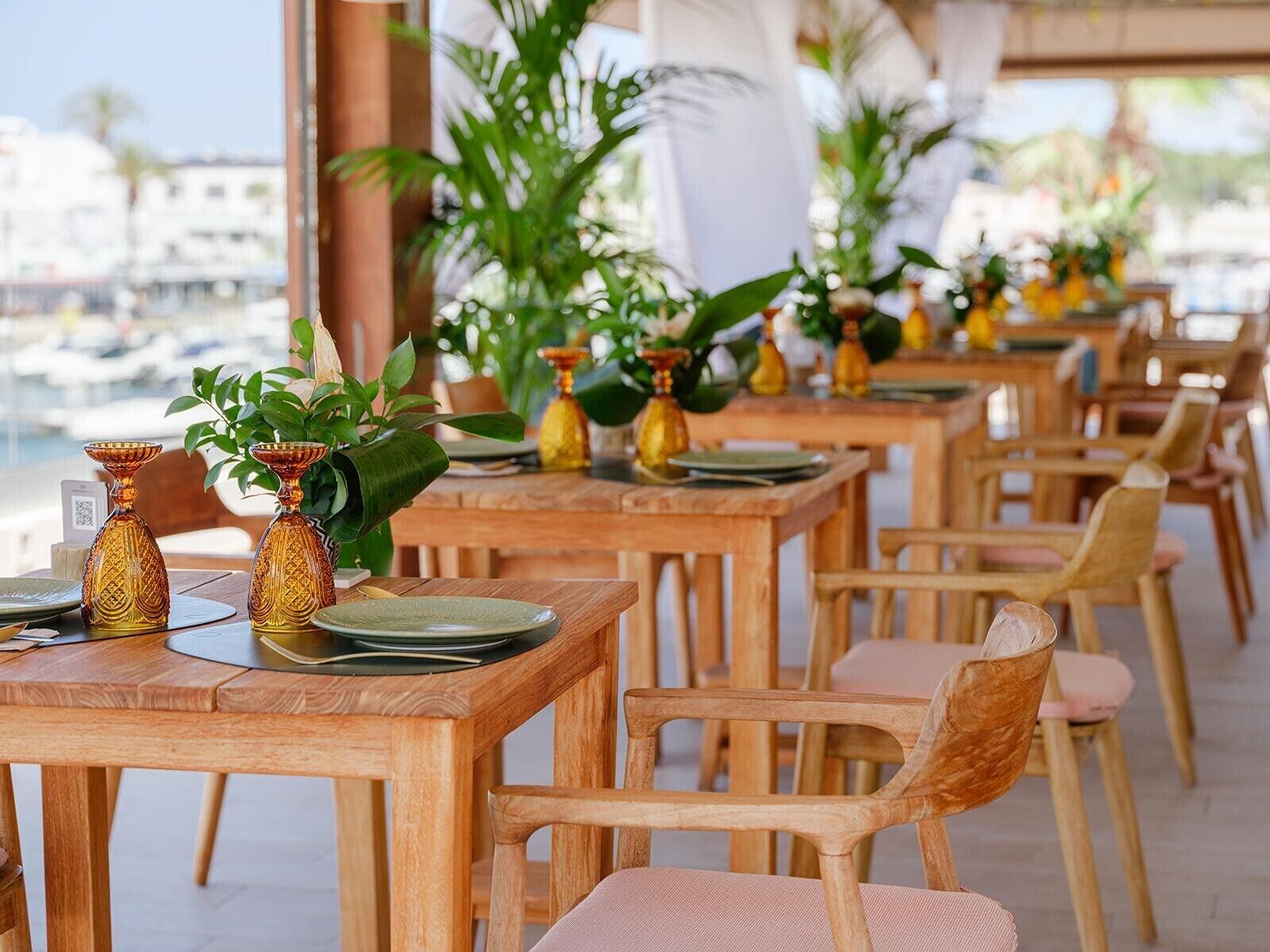3 restaurants servant le petit déjeuner, le déjeuner et le dîner