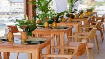 3 restaurants servant le petit déjeuner, le déjeuner et le dîner