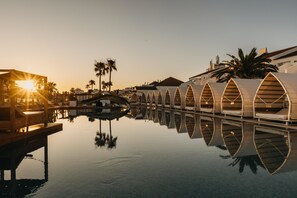 Outdoor pool, pool umbrellas, pool loungers - Lago Resort Menorca Casas del Lago - Adults Only (Ciutadella de Menorca)