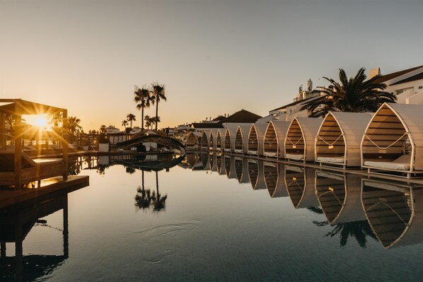 Piscine extérieure, parasols de plage, chaises longues